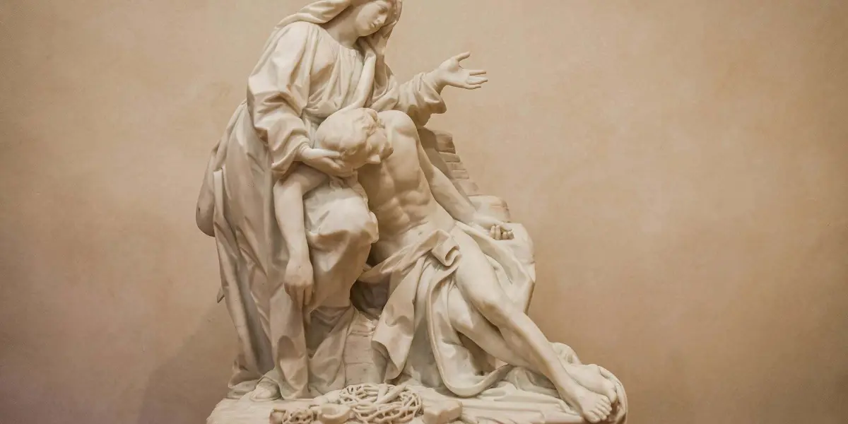 María bajando el cuerpo de Jesús.