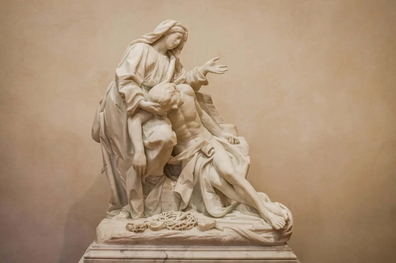 María bajando el cuerpo de Jesús.