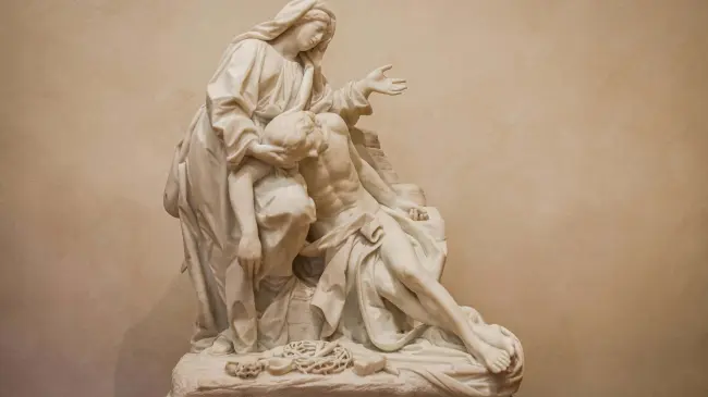 María bajando el cuerpo de Jesús.
