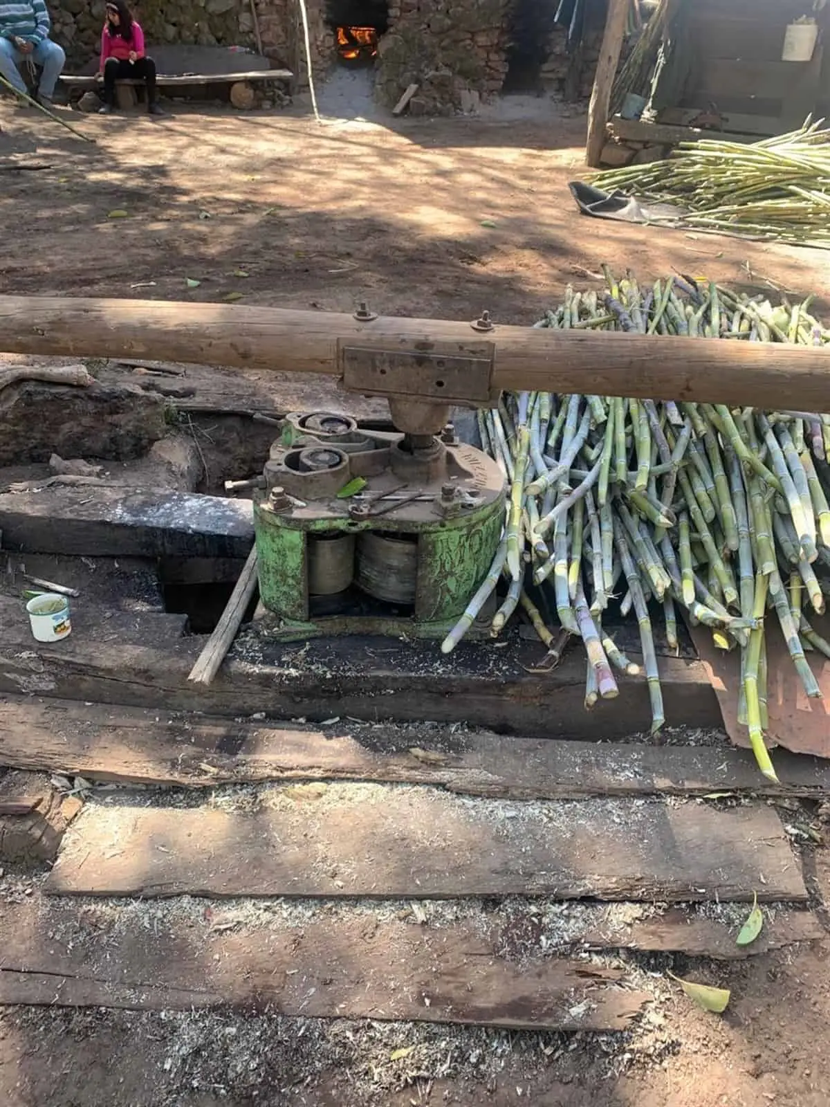 El molino con dos cilindros canalados recibe la caña y la exprime para sacarle el jugo