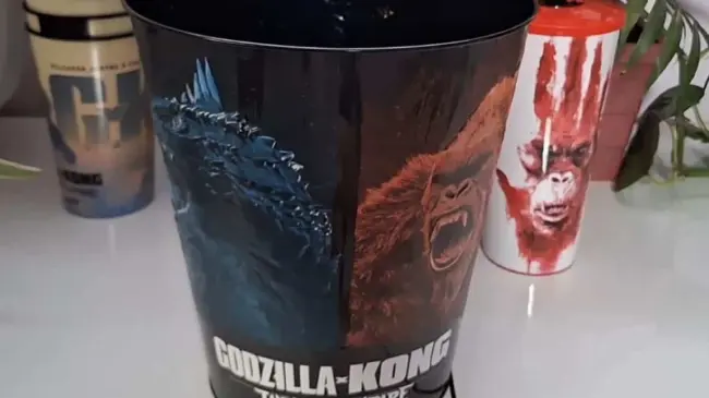La palomera de Godzilla que lanzó Cinemex es metálica. Foto: Coleccionables de Cine y Más