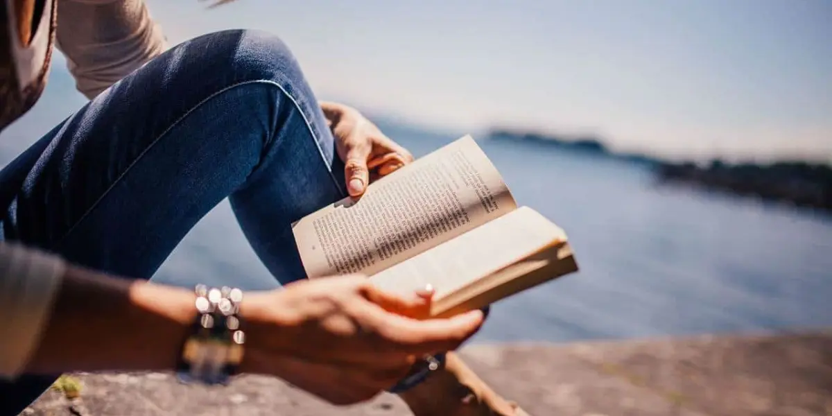 Mujeres disfrutando de un buen libro en la playa. Foto Pixabay