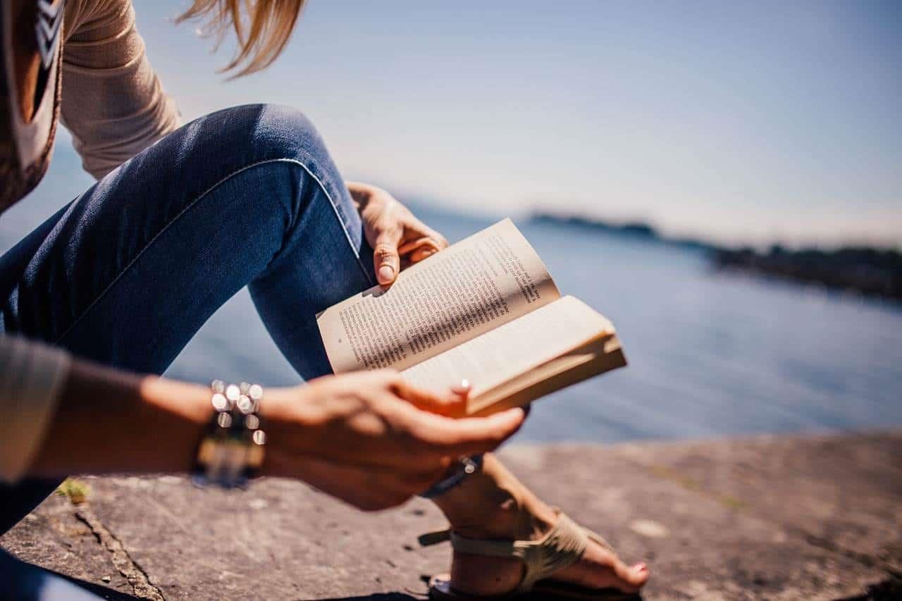 Mujeres disfrutando de un buen libro en la playa. Foto Pixabay