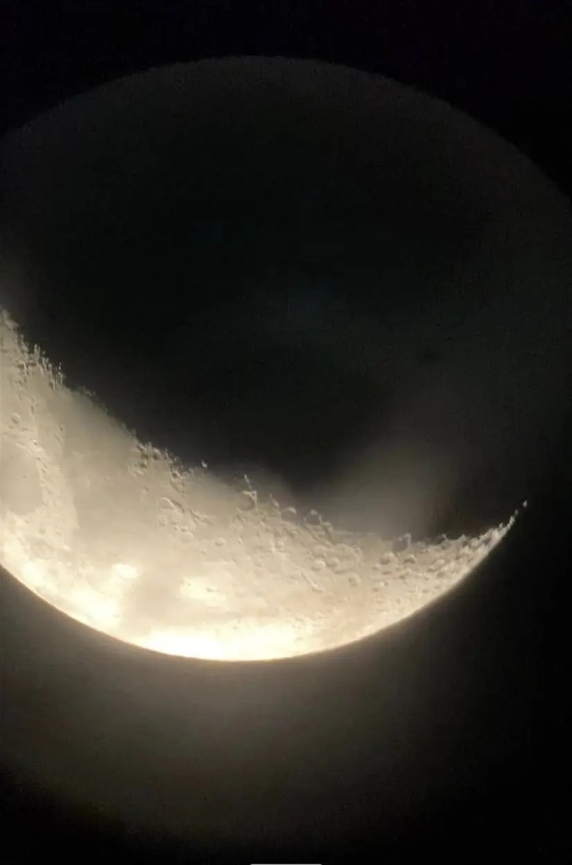 Una luna clara con gran acercamiento en la mirada por el telescopio, experiencia en Villa Juárez, Navolato