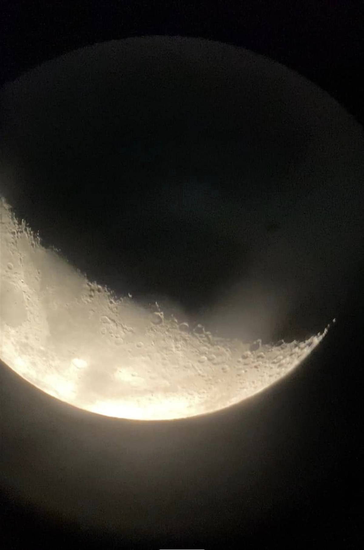 Una luna clara con gran acercamiento en la mirada por el telescopio, experiencia en Villa Juárez, Navolato
