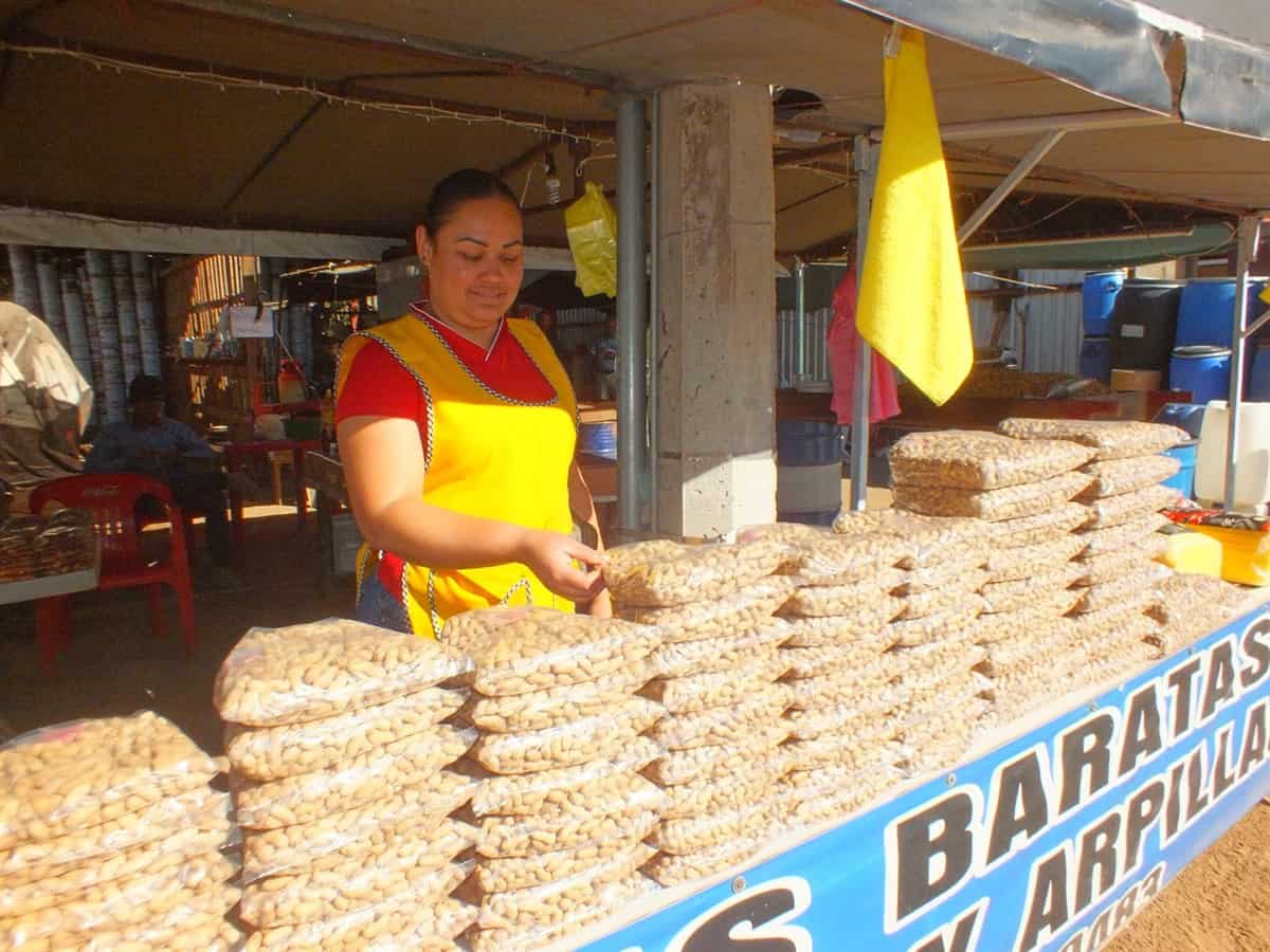 A orilla de calle el expendio de cacahuates del Inge es el más surtido en Guamúchil