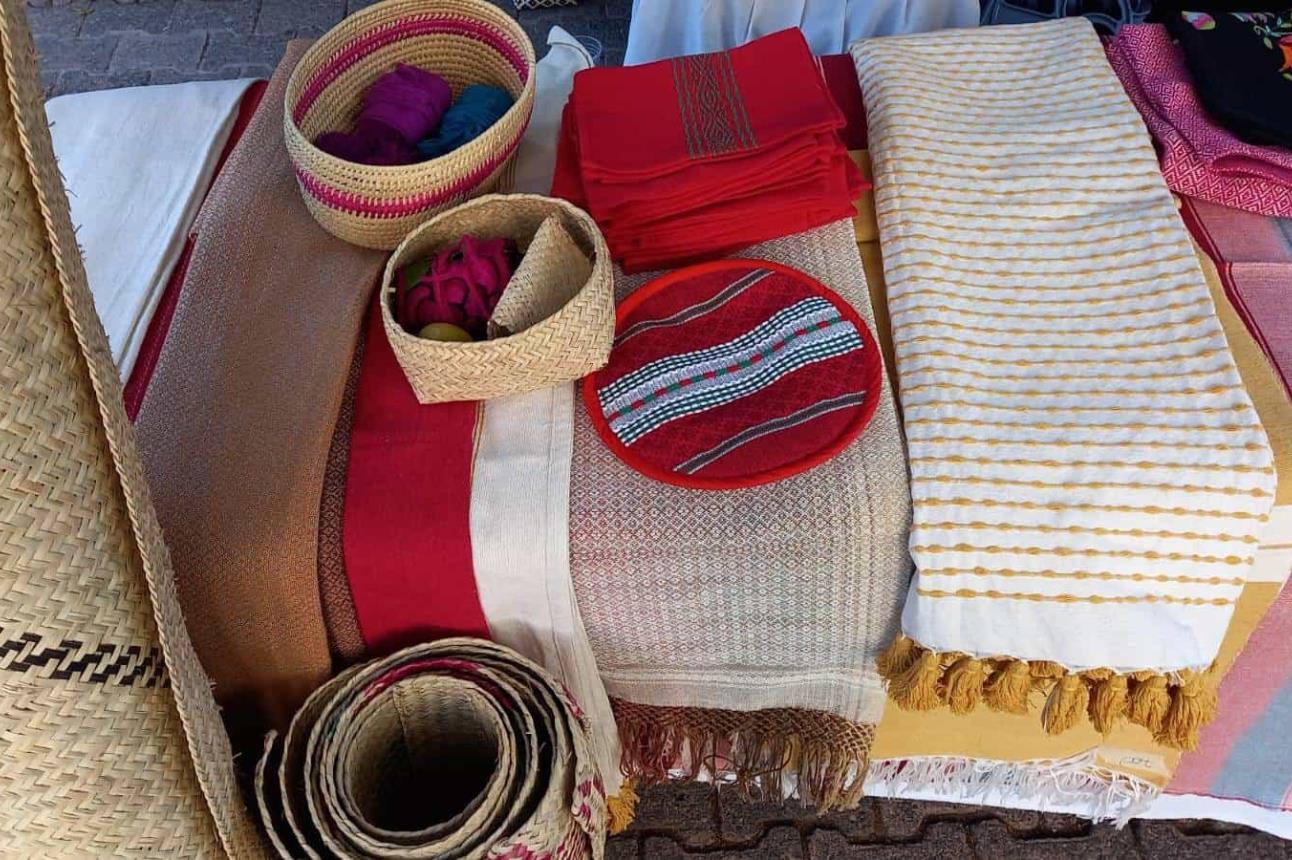 Productos artesanales creados por el grupo de mujeres indígenas mixtecas donde se encuentra Elia. Foto Brenda Valencia