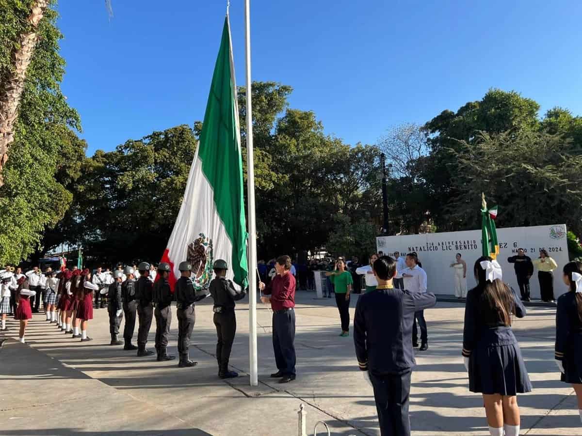 Evento cívico en la plazuela en conmemoración de Benito Juárez
