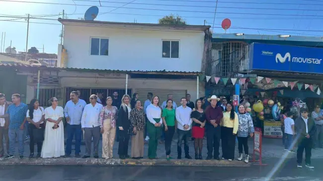 Habitantes de Villa Juárez Navolato en evento cívico, por natalicio de Benito Juárez