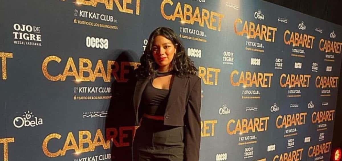Karen Hurtado, stage manager del espectáculo, en la alfombra roja del estreno de Cabaret