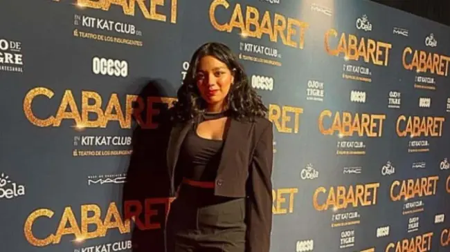 Karen Hurtado, stage manager del espectáculo, en la alfombra roja del estreno de Cabaret