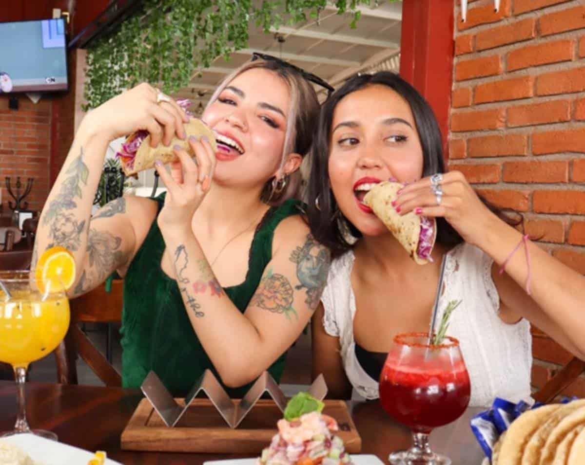 Mujeres disfrutando de los Mariscos Limoncito Toluca. Foto FB Limoncito Mariscos
