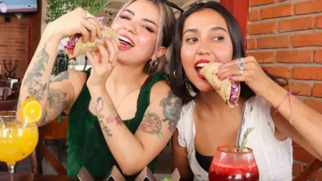 Mujeres disfrutando de los Mariscos Limoncito Toluca. Foto FB Limoncito Mariscos