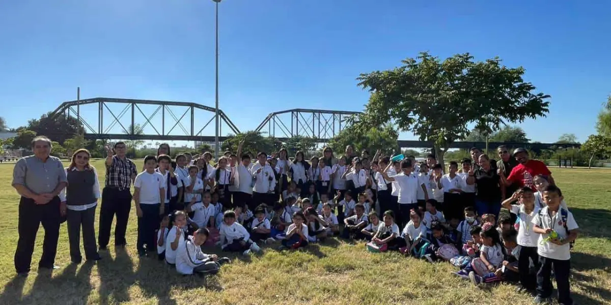 Niños de la Escuela Primaria Federalizada del Sauz visitan parque acuático. Foto Construyendo Paz