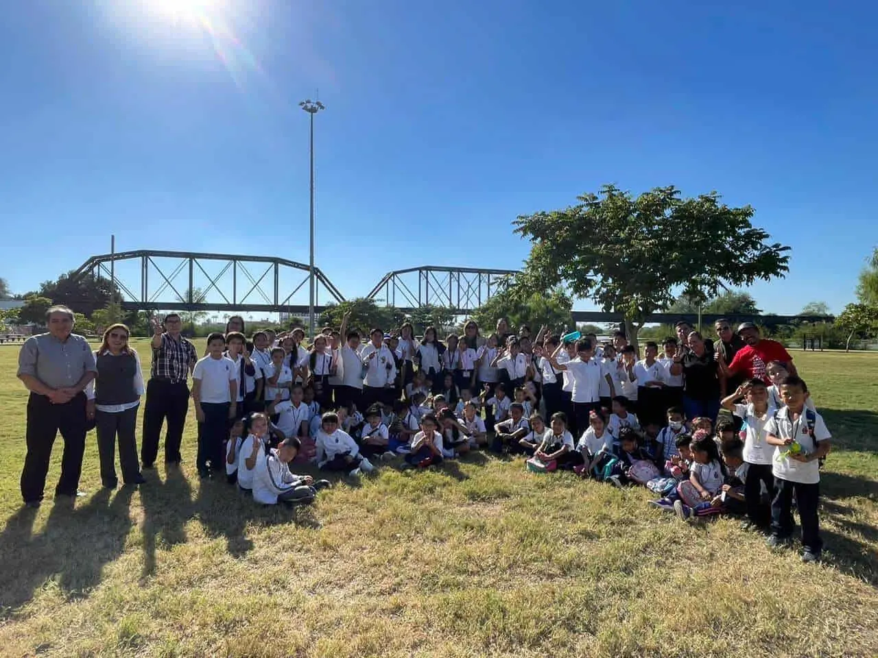 Niños de la Escuela Primaria Federalizada del Sauz visitan parque acuático. Foto Construyendo Paz