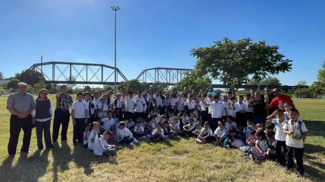 Niños de la Escuela Primaria Federalizada del Sauz visitan parque acuático. Foto Construyendo Paz