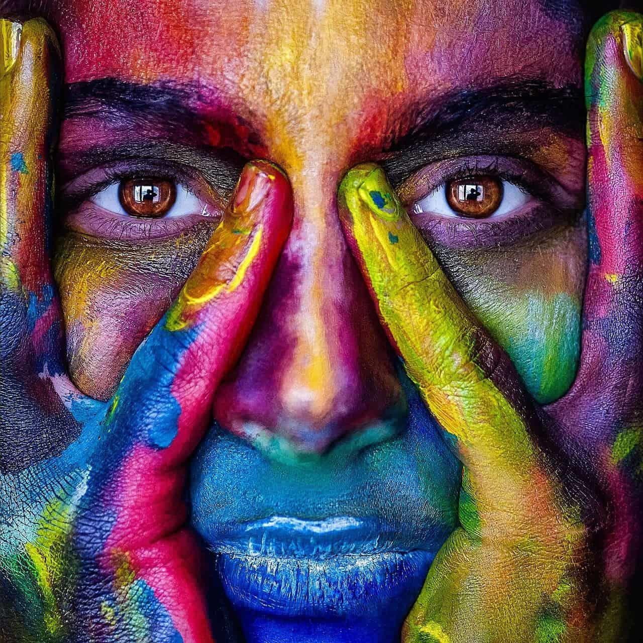 Mujer con el rostro lleno de pintura. Foto Pixabay