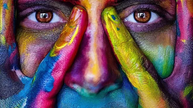 Mujer con el rostro lleno de pintura. Foto Pixabay