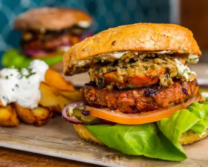 Sorprende a todos en la mesa con estas deliciosas hamburguesas veganas