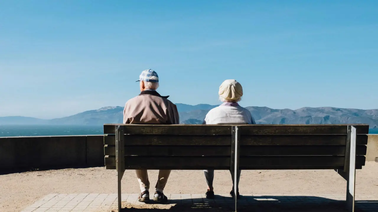 Al llegar a la etapa de jubilación, miles de personas de la tercera edad comienzan con el trámite de su pensión | Imagen: Matt Bennett