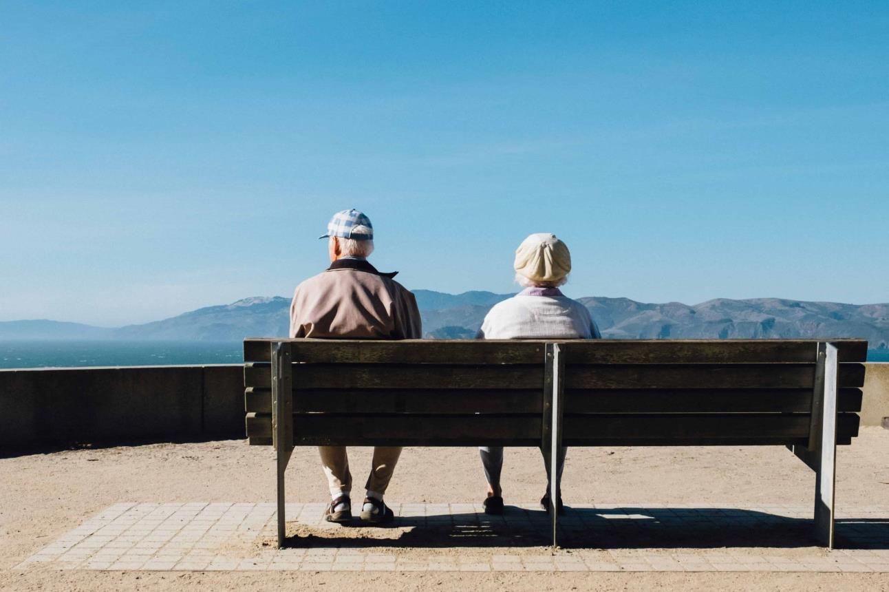 Al llegar a la etapa de jubilación, miles de personas de la tercera edad comienzan con el trámite de su pensión | Imagen:  Matt Bennett