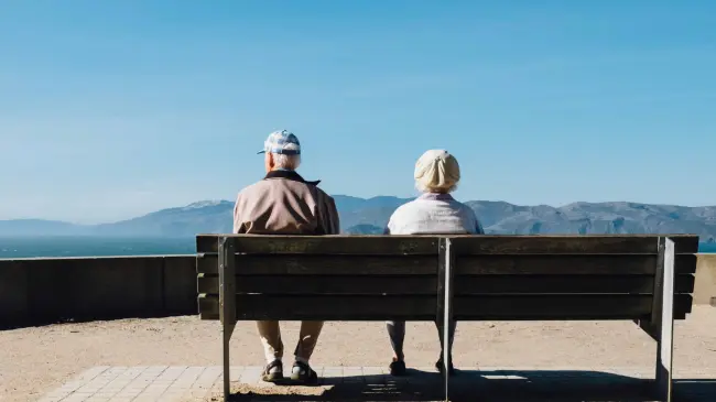 Al llegar a la etapa de jubilación, miles de personas de la tercera edad comienzan con el trámite de su pensión | Imagen: Matt Bennett