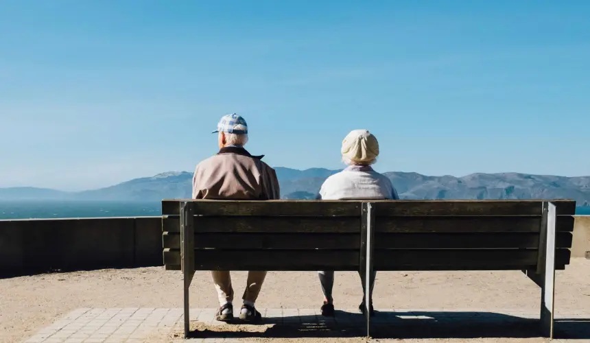 Al llegar a la etapa de jubilación, miles de personas de la tercera edad comienzan con el trámite de su pensión | Imagen:  Matt Bennett