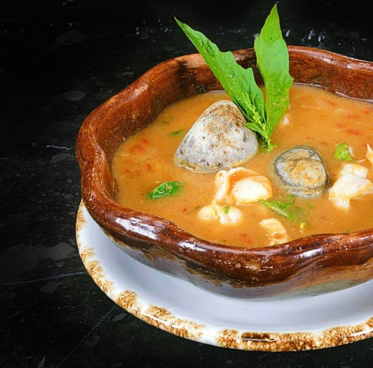 Caldillo rojo de pescado con camarones cocinado con piedra de río al rojo vivo. Foto FB NORTESUR