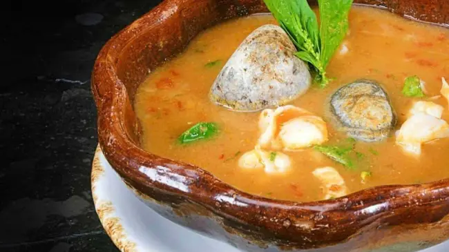 Caldillo rojo de pescado con camarones cocinado con piedra de río al rojo vivo. Foto FB NORTESUR