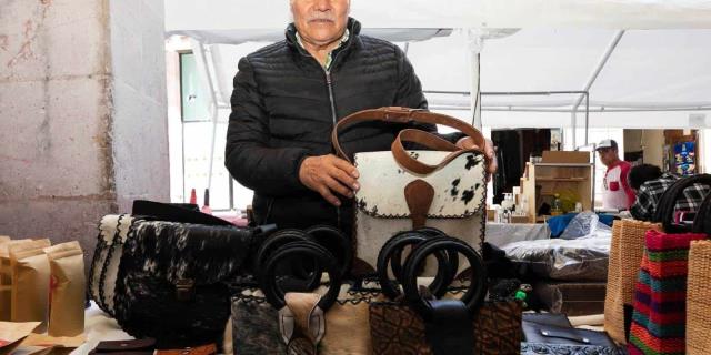 Francisco Cisneros, artesano de Jerez, Zacatecas, dedica su vida a crear bolsas de ixtle