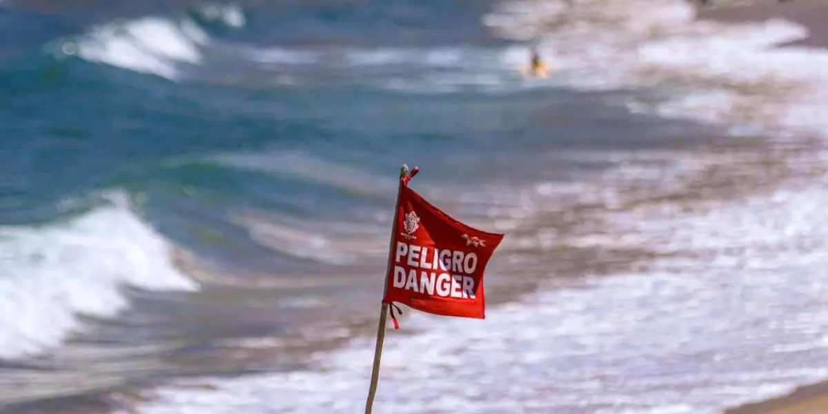 En Mazatlán, por condiciones climáticas, ordenan cierre del puerto a la navegación.