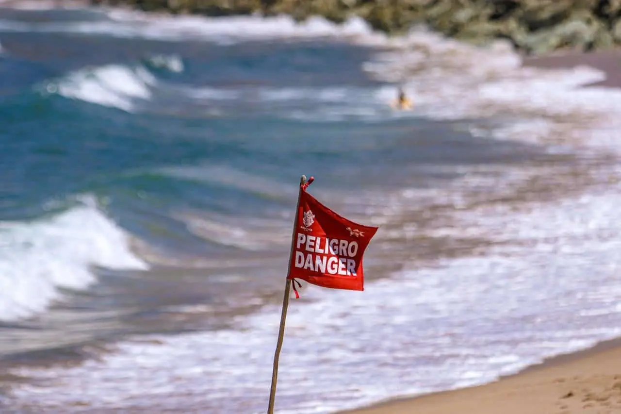 En Mazatlán, por condiciones climáticas, ordenan cierre del puerto a la navegación.