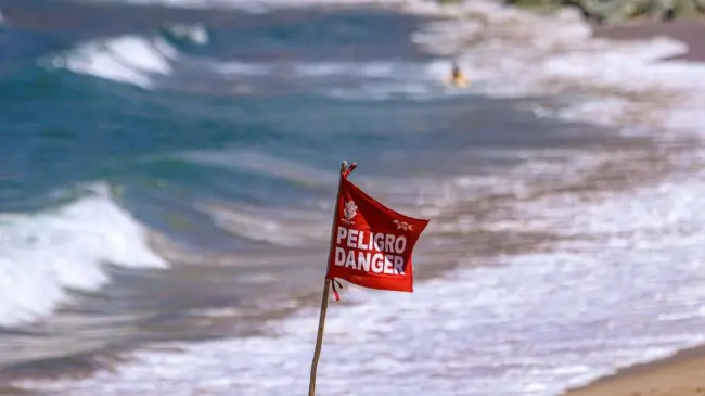 En Mazatlán, por condiciones climáticas, ordenan cierre del puerto a la navegación.