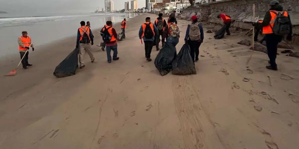 En Mazatlán retiran basura de playas, malecón y accesos.