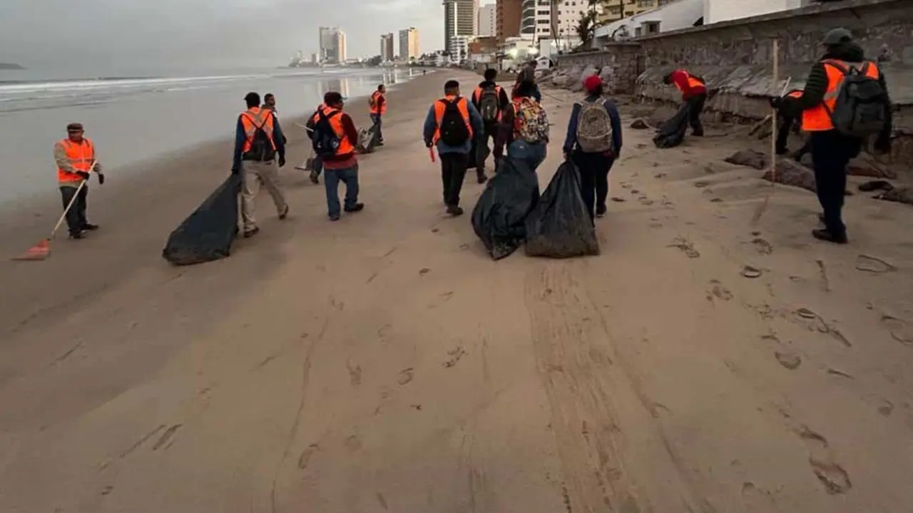 En Mazatlán retiran basura de playas, malecón y accesos.