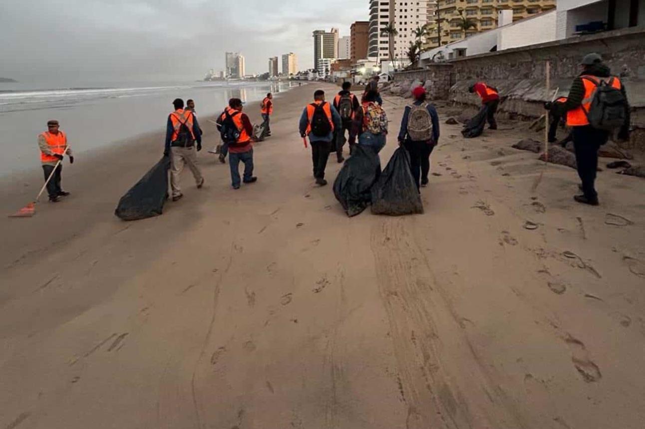 En Mazatlán retiran basura de playas, malecón y accesos.