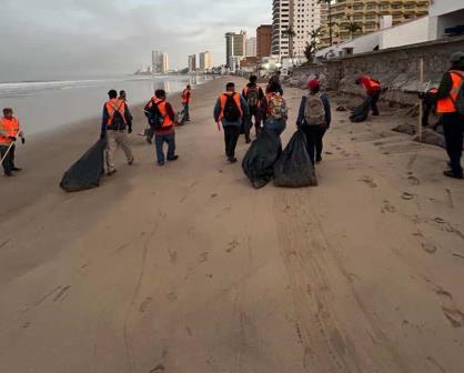 En Mazatlán retiran basura de playas, malecón y accesos