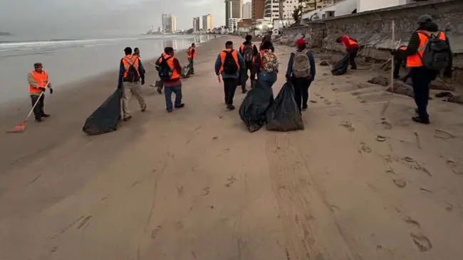 En Mazatlán retiran basura de playas, malecón y accesos.