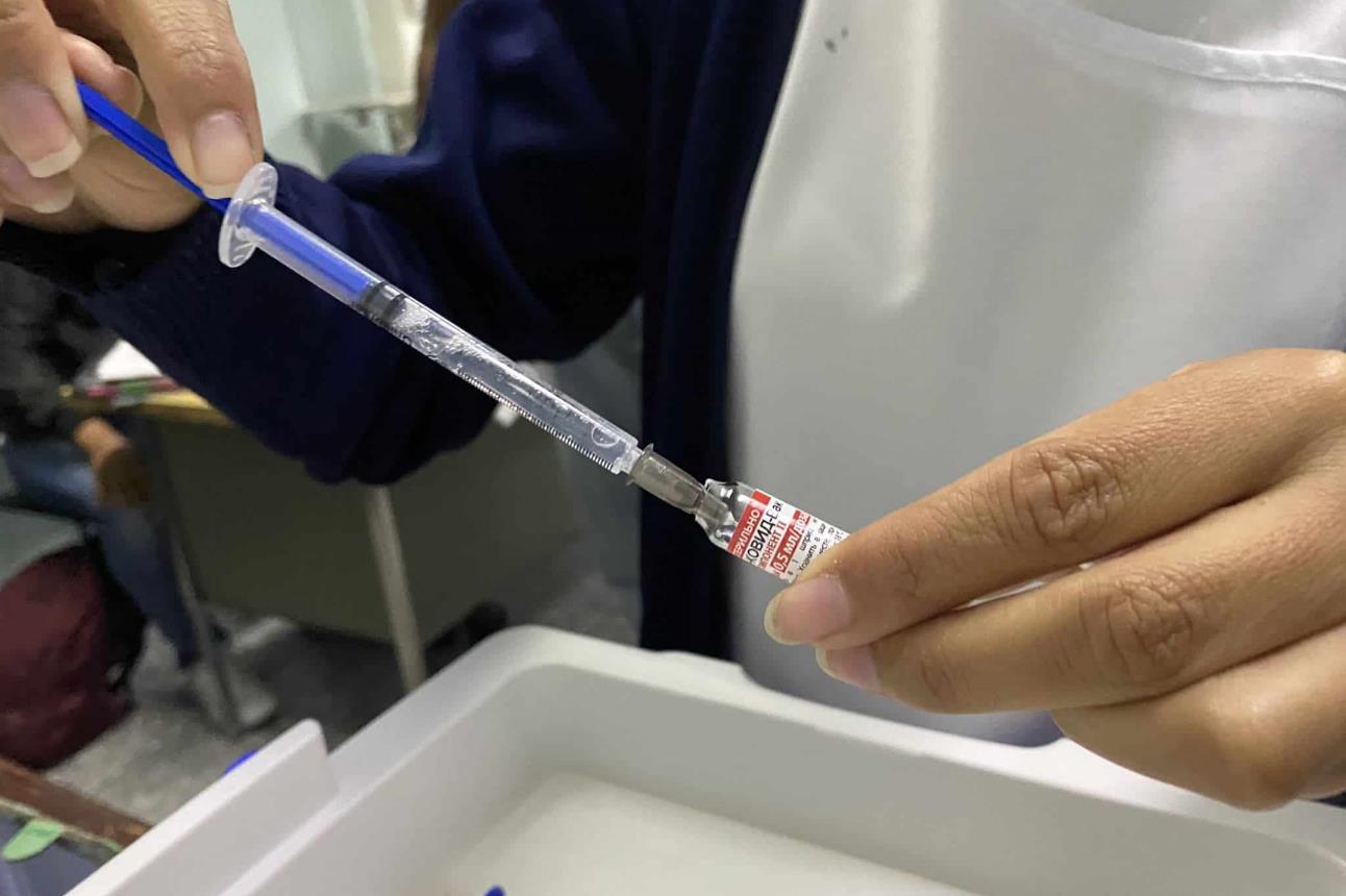 Persona de Salud de Querétaro, está aplicando la vacuna en diversos supermercados y clínicas. Foto: Cortesía