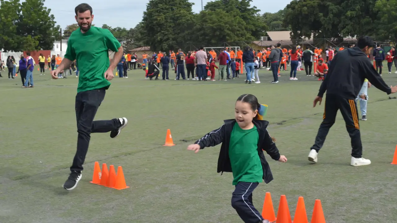 Niños y niñas disfrutaron de un momento inolvidable junto a sus padres.