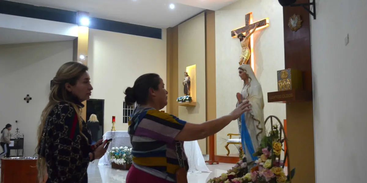 Veneran a Nuestra Señora de Lourdes en la colonia 21 de Marzo en Culiacán.