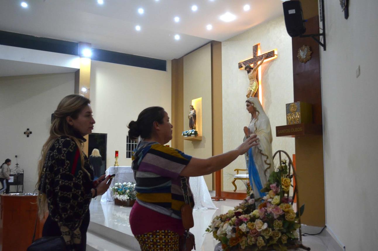 Veneran a Nuestra Señora de Lourdes en la colonia 21 de Marzo en Culiacán.