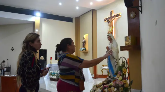 Veneran a Nuestra Señora de Lourdes en la colonia 21 de Marzo en Culiacán.