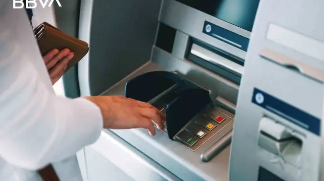 BBVA aumentará la comisión en una de sus tarjetas de débito. Foto: Cortesía