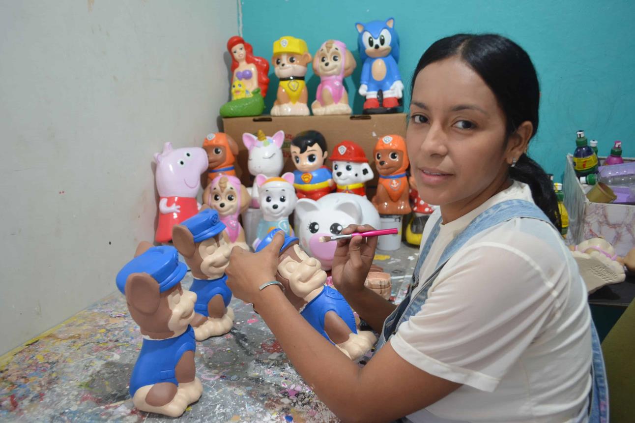 Mariana es una mujer talentosa, también tiene experiencia en la elaboración de hermosos moños y piñatas. Foto: Juan Madrigal