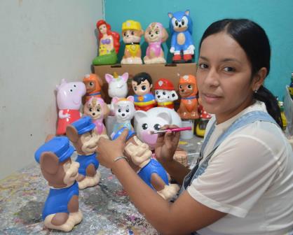 A Mariana le fascina fabricar figuras de yeso pintando su vida de colores en Culiacán