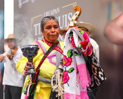 Beatriz Guzmán; teje y borda trajes mazahua que se usan durante las bodas