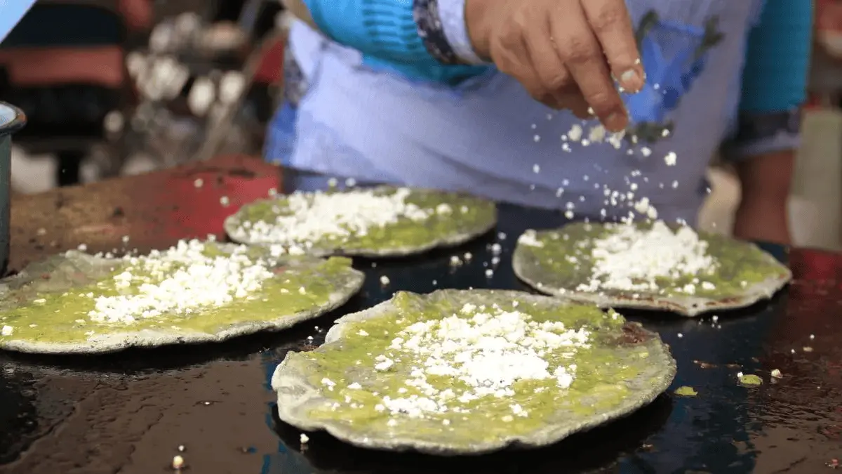 La memela es una tortilla de maíz gruesa y ovalada, que se distingue por su tamaño grande | Imagen: Agencia Enfoque