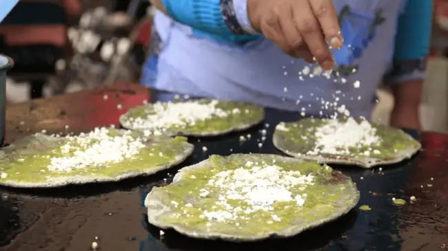 La memela es una tortilla de maíz gruesa y ovalada, que se distingue por su tamaño grande | Imagen: Agencia Enfoque
