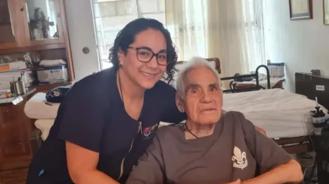 Mareli Vázquez cuidando a un adulto mayor. Cortesía Luis Vázquez